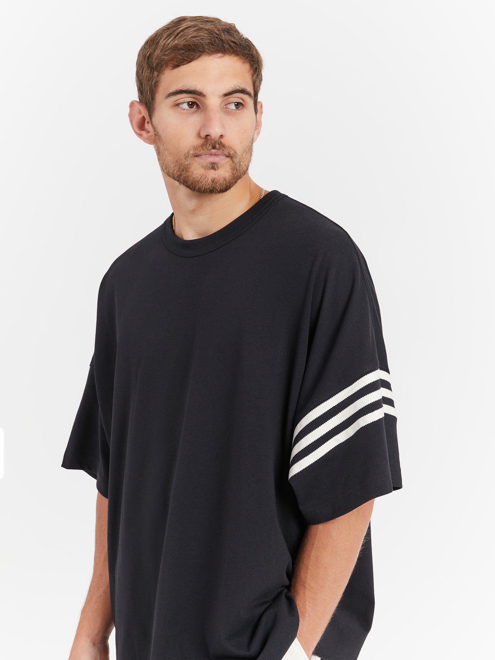 Adicolor Neuclassics T-Shirt in Black