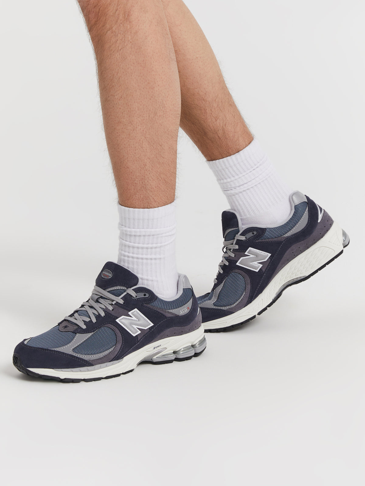 New Balance Unisex 2002R Sneakers in Navy & Grey | Navy/Grey