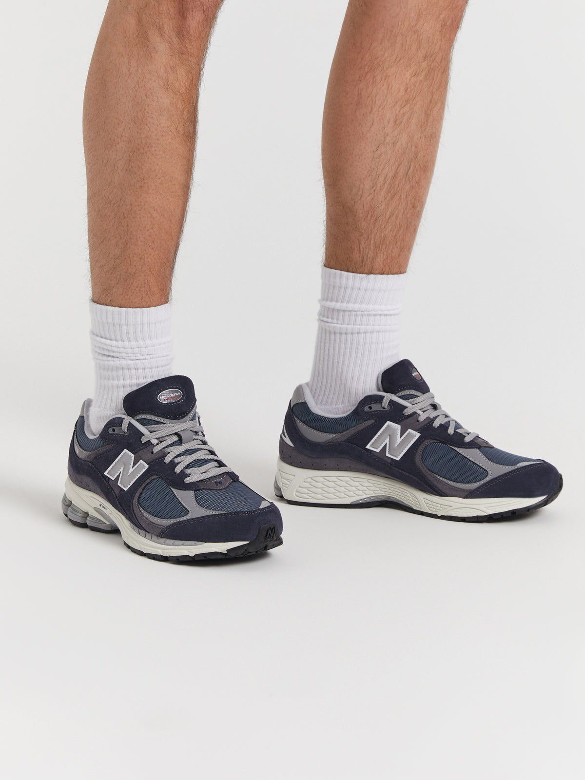 New Balance Unisex 2002R Sneakers in Navy & Grey | Navy/Grey