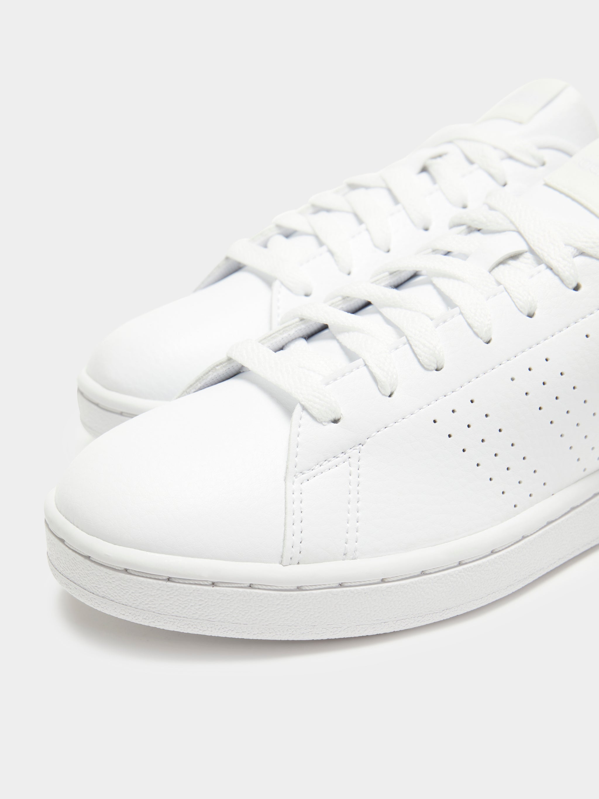 Womens Advantage Sneakers in Could White & Zero Metallic