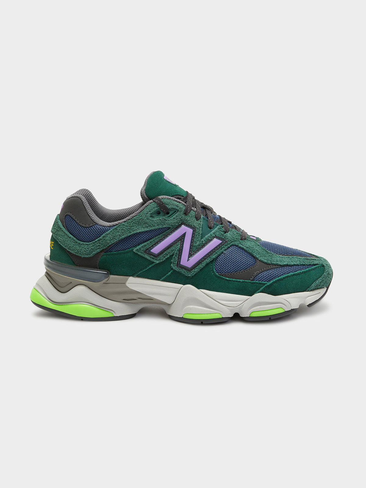 New Balance Unisex 9060 Sneakers in Nightwatch Green | Green