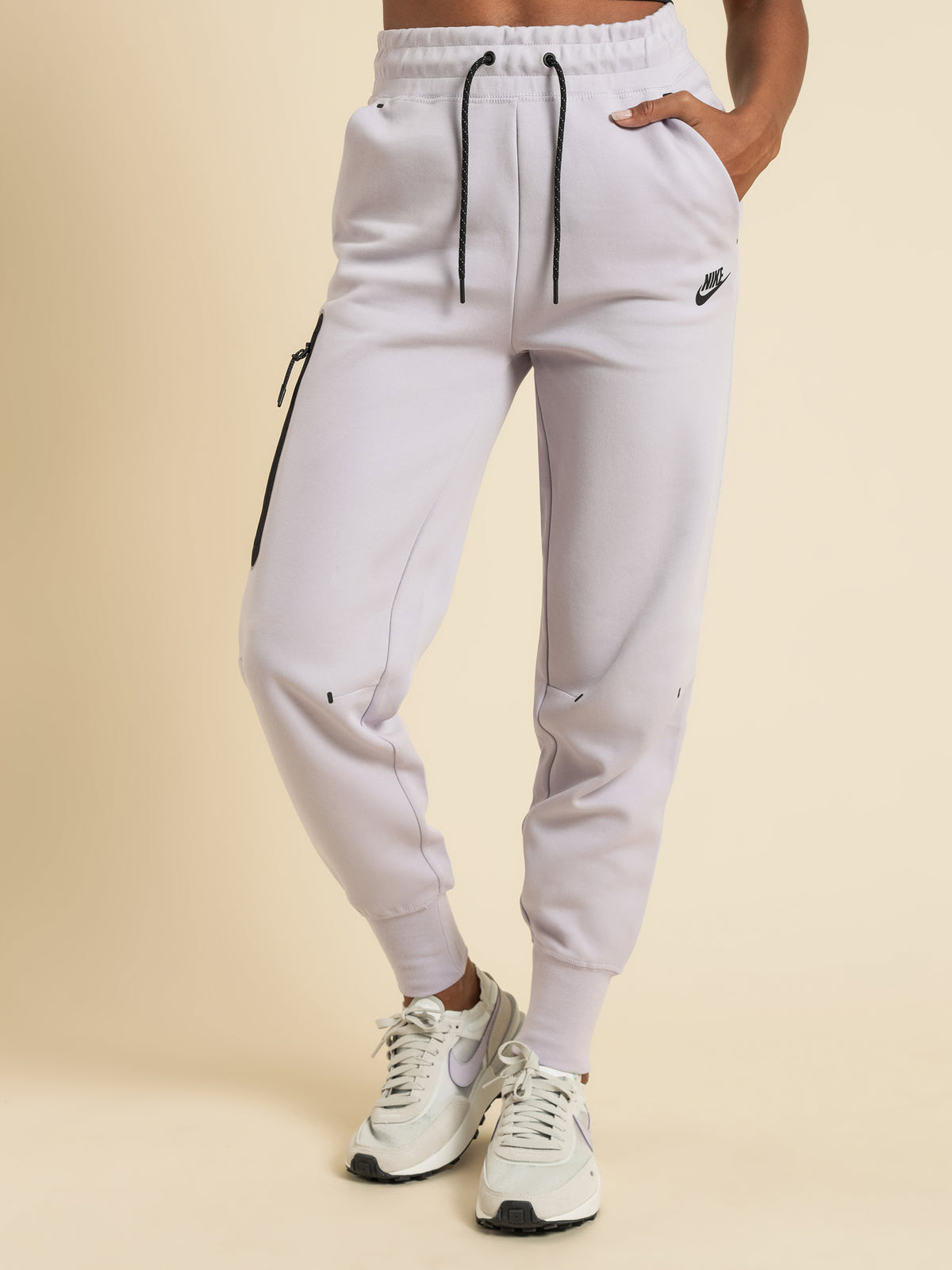 Nike Sportswear Tech Fleece Trackpants in Infinity Lilac | Infinite L