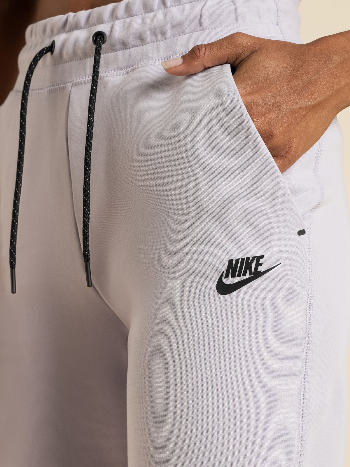 Nike Sportswear Tech Fleece Trackpants in Infinity Lilac | Infinite L