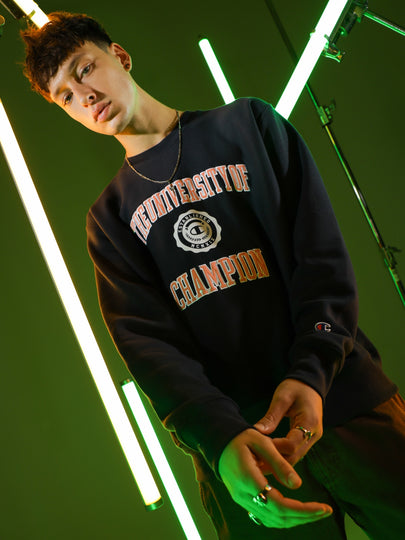 Reverse Weave Champion Uni Crewneck in Navy