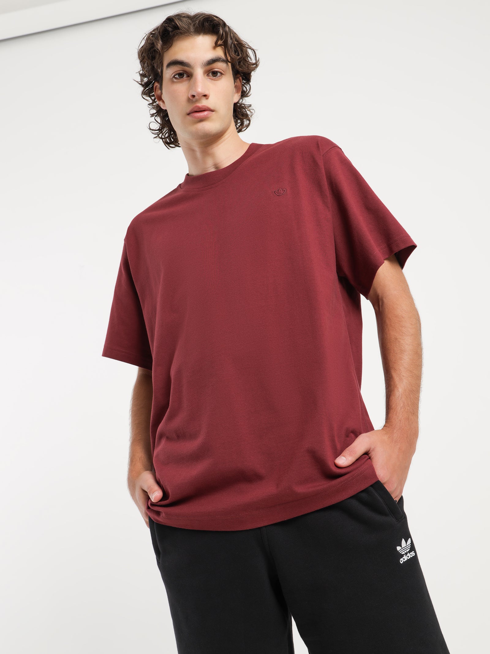 Adicolor Contempo T-Shirt in Shadow Store Red - Glue