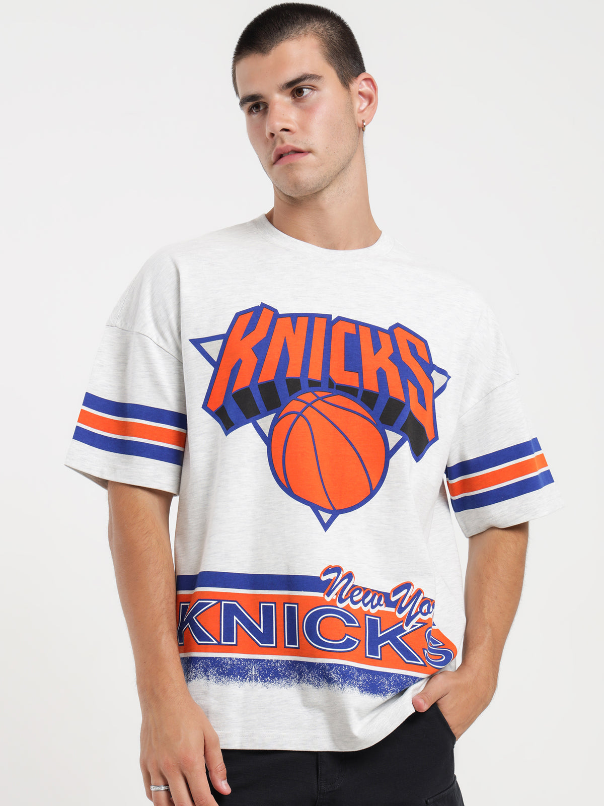 Mitchell & Ness New York Knicks Logo T-Shirt in Silver | Silver