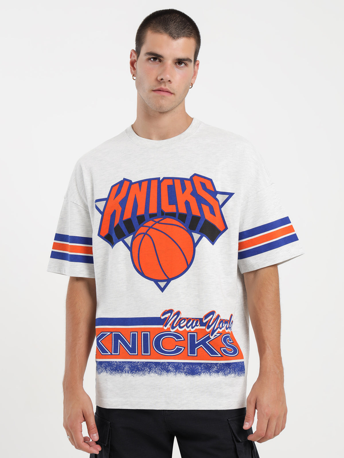 Mitchell & Ness New York Knicks Logo T-Shirt in Silver | Silver