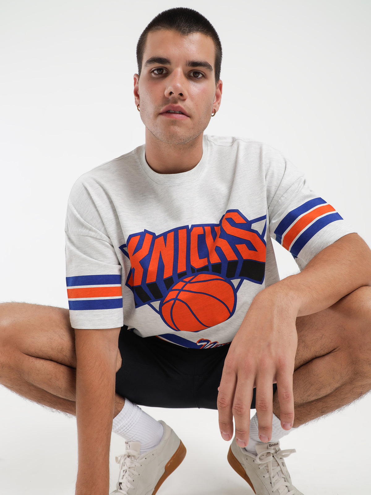 Mitchell & Ness New York Knicks Logo T-Shirt in Silver | Silver