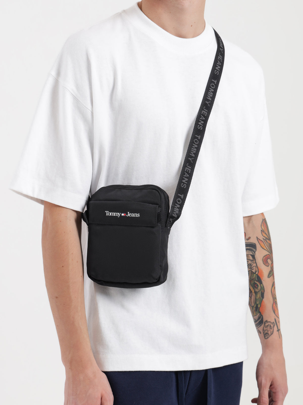 Tommy Hilfiger Essential Reporter Bag in Black | Black