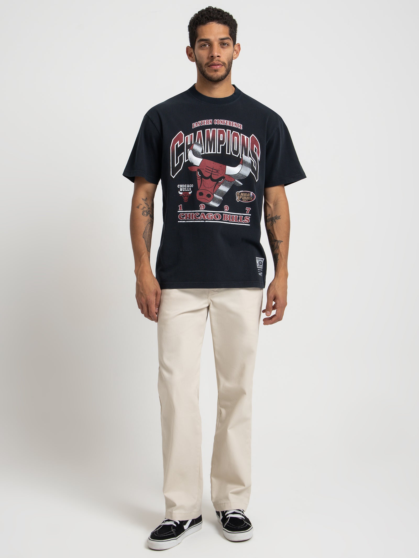 å Chicago Bulls Bevelled T-Shirt in Faded Black Faded blac | Glue Store