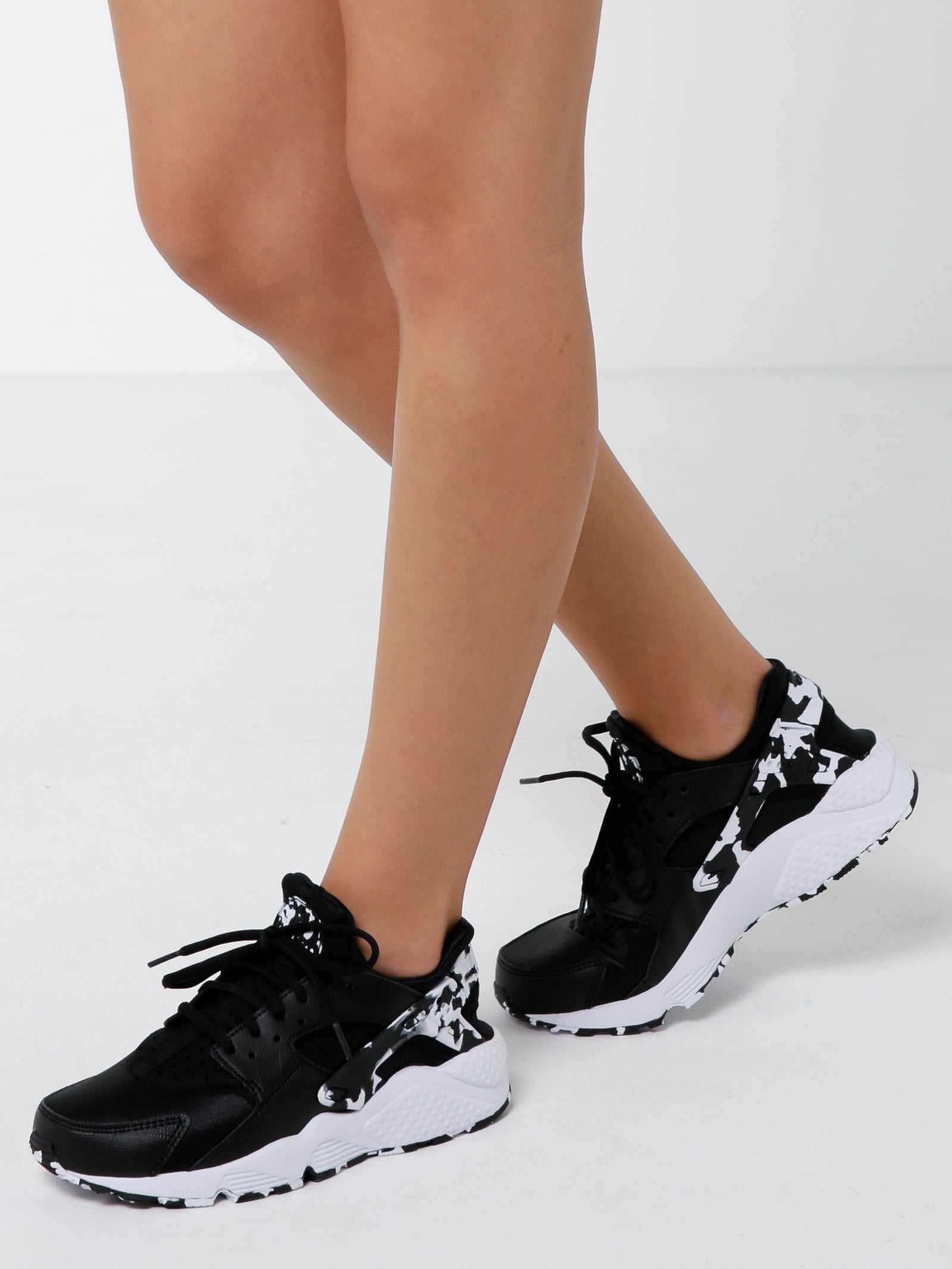 Black and white air 2024 huaraches