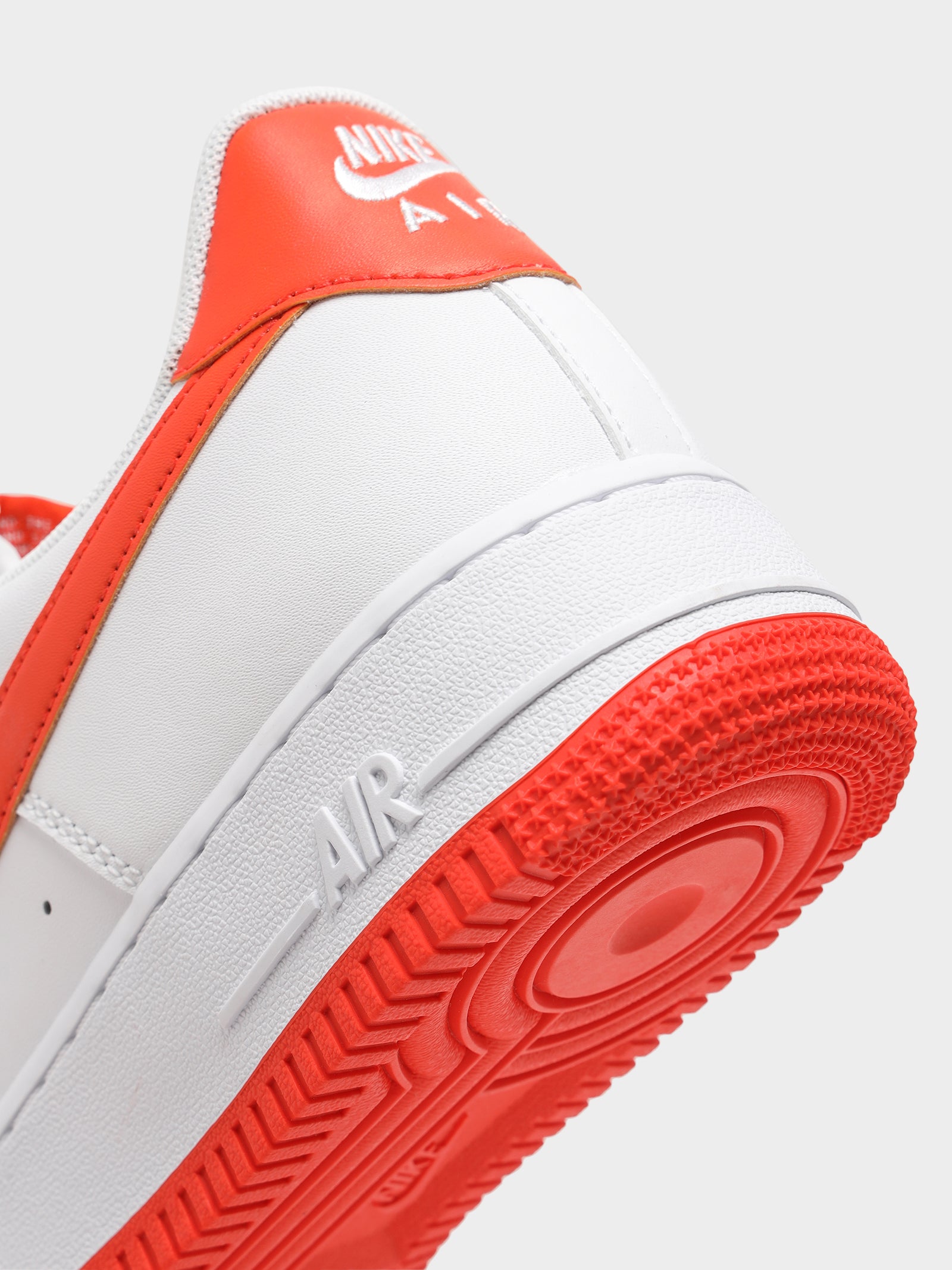 Nike air force shop 1 orange sole