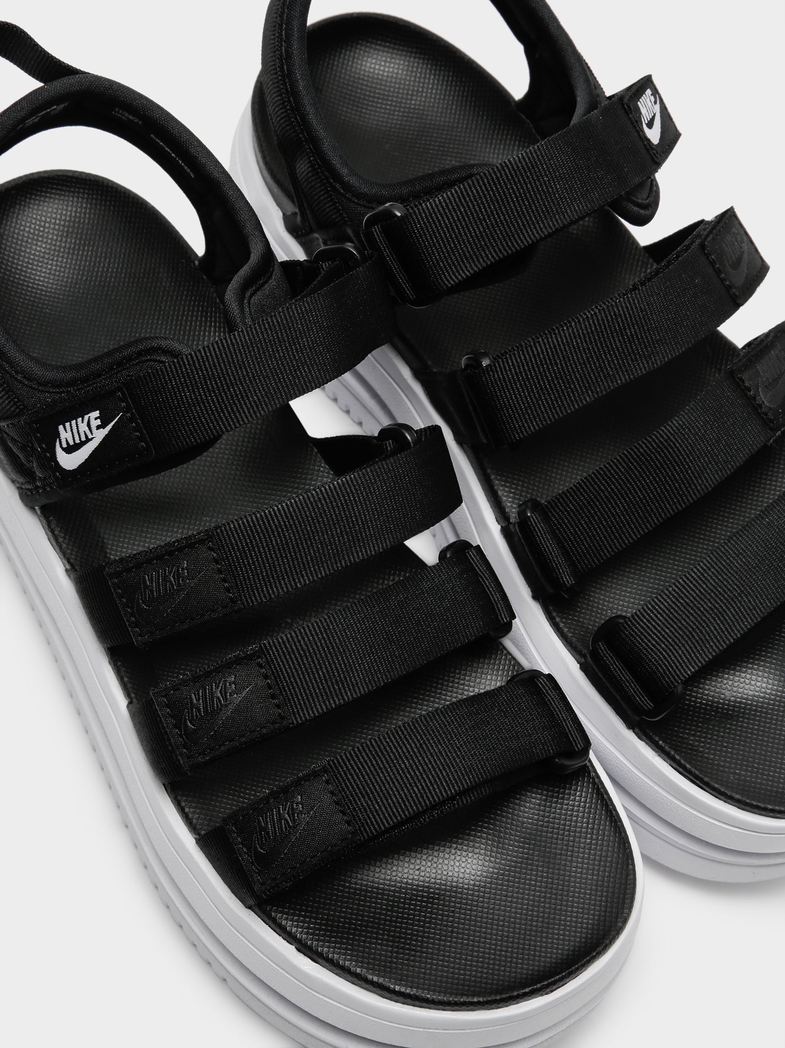 Black nike strap store sandals