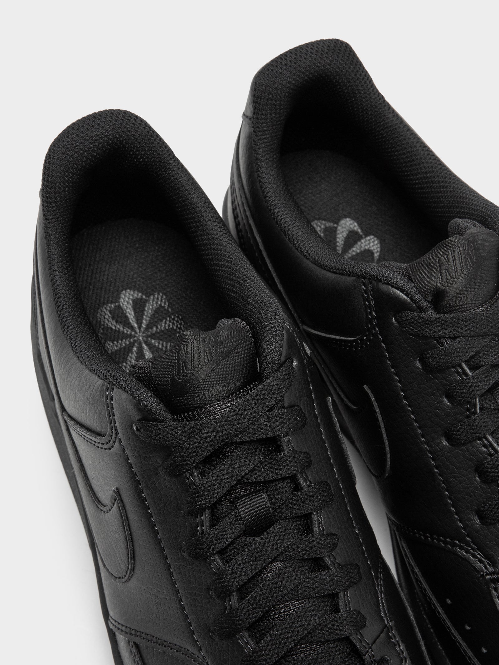 Nike black low top sneakers online