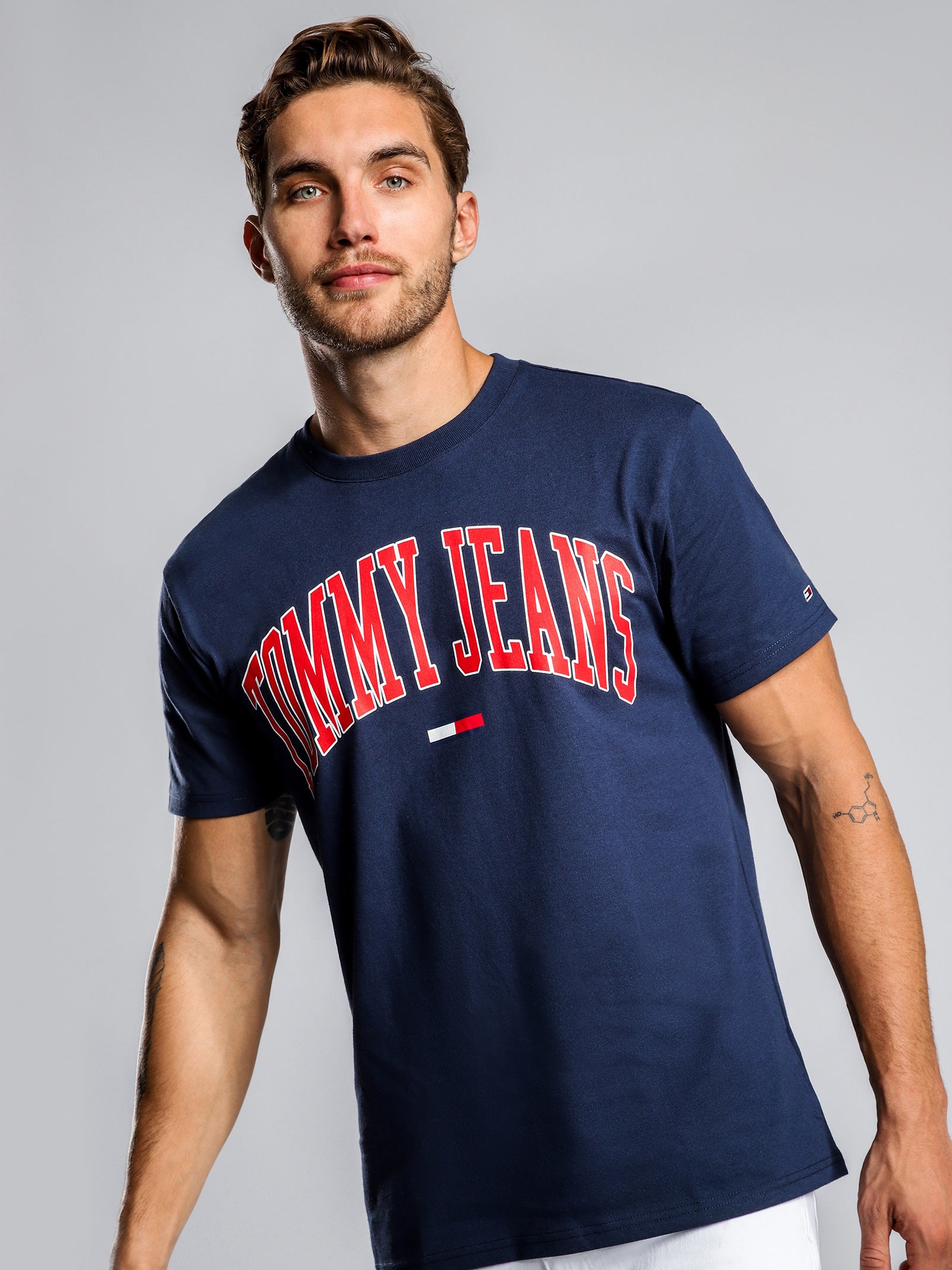 pausa Enemistarse Crueldad Tommy Jeans Collegiate Logo T-Shirt in Navy Blue - Glue Store