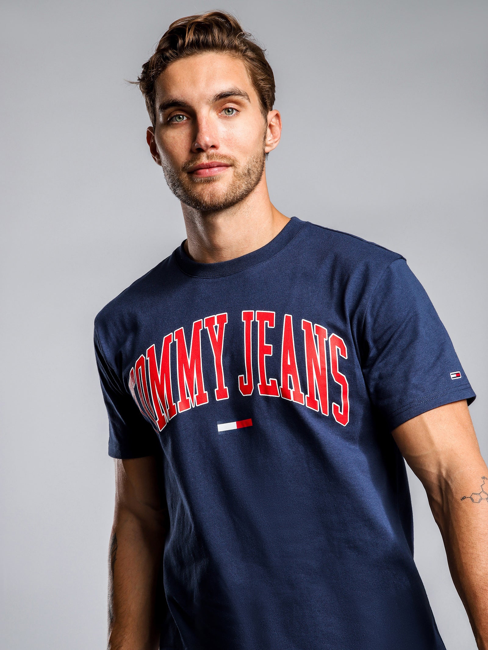 pausa Enemistarse Crueldad Tommy Jeans Collegiate Logo T-Shirt in Navy Blue - Glue Store