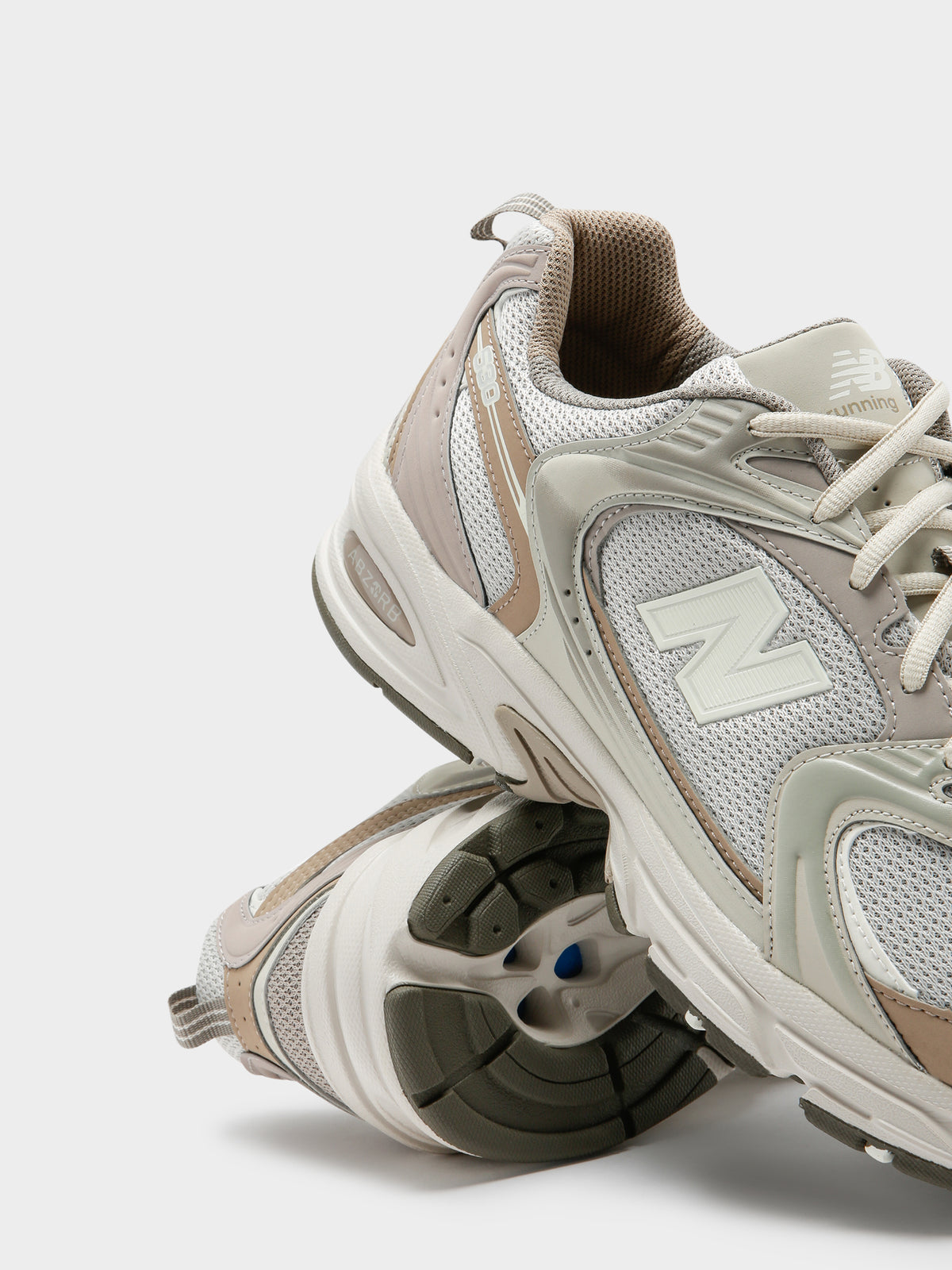 New Balance Unisex 530 Sneakers in White & Gold | White/Gold