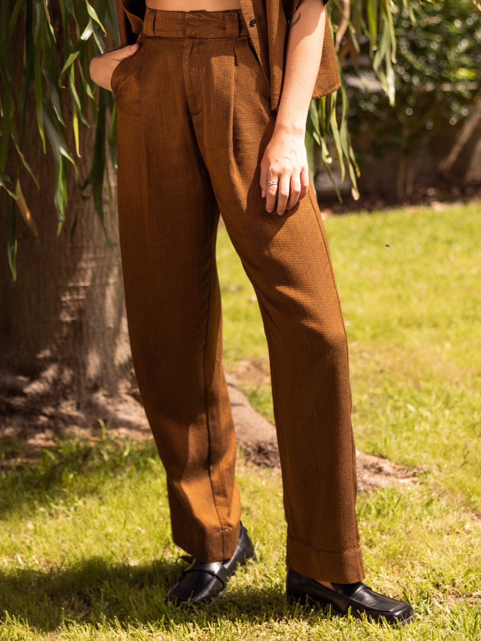 Restraint Tapered Pant in Gold